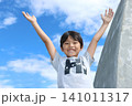 手を広げて笑顔で楽しそうな日本人の小学生の子ども 141011317
