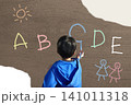 英語の文字の勉強をしている小学生の子ども 141011318