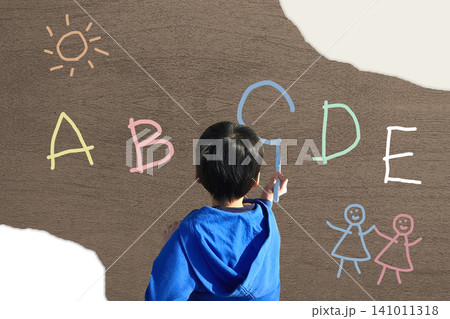 英語の文字の勉強をしている小学生の子ども 英語の文字の勉強をしている小学生の子ども 141011318