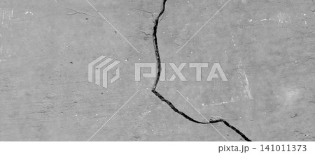 old concrete wall with cracks 141011373