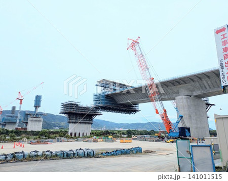 大型の橋 建設中 クレーン車で資材を吊り上げ 大型の橋 建設中 クレーン車で資材を吊り上げ 141011515