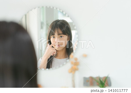 鏡を見る小学生女子 鏡を見る小学生女子 141011777