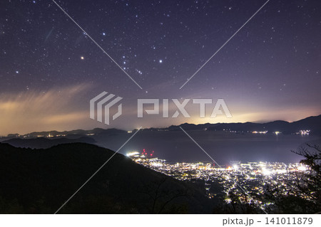 瀬戸内の秋の星景色 港夜景とオリオン座 瀬戸内の秋の星景色 港夜景とオリオン座 141011879