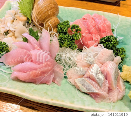 色鮮やかな 新鮮 刺身盛合せ 色鮮やかな 新鮮 刺身盛合せ 141011919