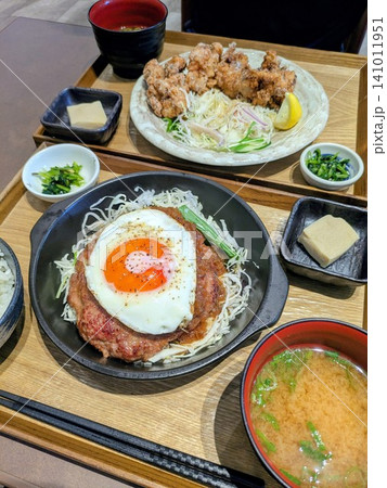目玉焼き乗せハンバーグと唐揚げ定食 目玉焼き乗せハンバーグと唐揚げ定食 141011951
