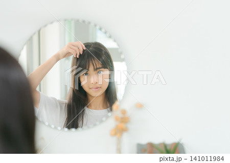 ヘアスタイルに悩む小学生女子 ヘアスタイルに悩む小学生女子 141011984