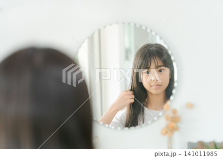 ヘアスタイルに悩む小学生女子 ヘアスタイルに悩む小学生女子 141011985