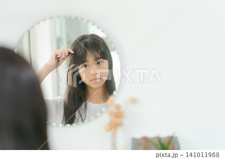 ヘアスタイルに悩む小学生女子 ヘアスタイルに悩む小学生女子 141011988