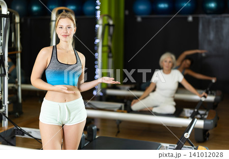 Trainer offers exercises on the reformer 141012028