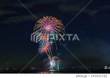夜空に咲く大輪の花火 夜空に咲く大輪の花火 141012152