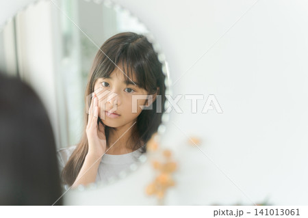 肌の調子を気にする女の子 肌の調子を気にする女の子 141013061