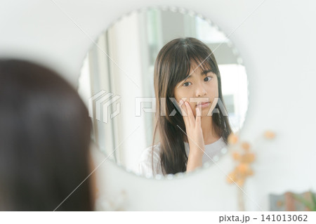 肌の調子を気にする女の子 肌の調子を気にする女の子 141013062