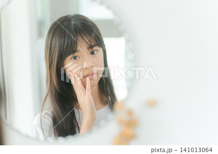 肌の調子を気にする女の子 肌の調子を気にする女の子 141013064