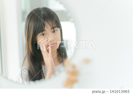 肌の調子を気にする女の子 肌の調子を気にする女の子 141013065