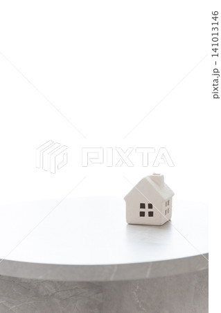 不動産や住宅関連のコンセプトに使える、余白(コピースペース)を設けた、テーブル上の白い小さな家 不動産や住宅関連のコンセプトに使える、余白(コピースペース)を設けた、テーブル上の白い小さな家 141013146