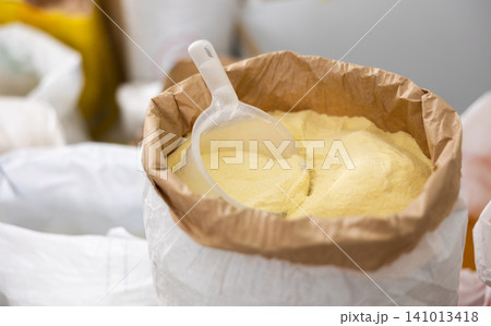 Corn grits in sack 141013418