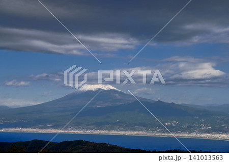 伊豆半島の伊豆山稜線歩道　達磨山山頂より望む暗雲広がる富士山 141013563