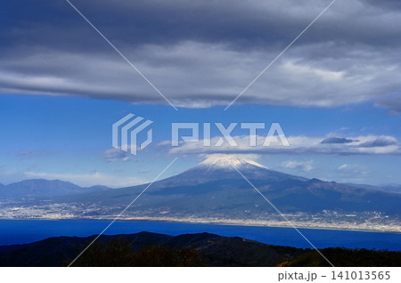 伊豆半島の伊豆山稜線歩道　達磨山山頂より望む暗雲広がる富士山 141013565