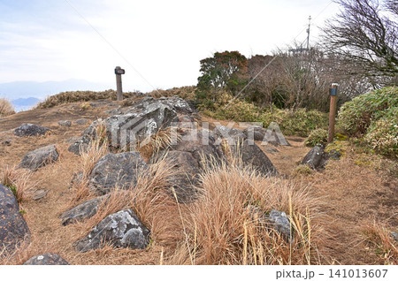 伊豆半島の伊豆山稜線歩道 曇天の金冠山山頂 伊豆半島の伊豆山稜線歩道 曇天の金冠山山頂 141013607