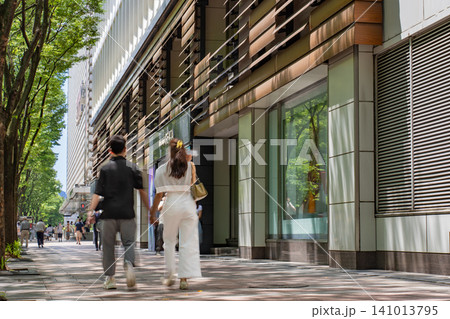 名古屋市中区　栄　都市風景 松坂屋名古屋店北館　GENTA前　久屋大通の歩道 の前の賑わい 141013795