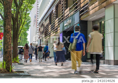 名古屋市中区　栄　都市風景 松坂屋名古屋店北館　GENTA前　久屋大通の歩道 の前の賑わい 141014026