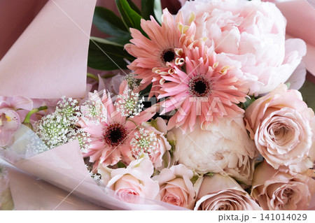 ピンク色でまとめた幸せと愛の花束 ピンク色でまとめた幸せと愛の花束 141014029