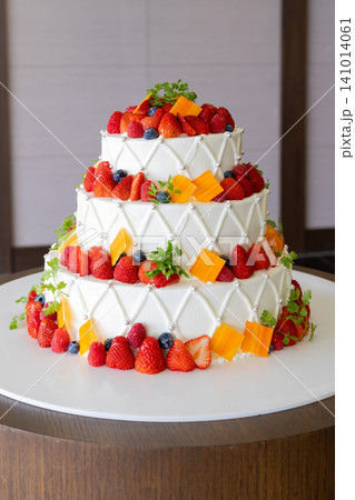 フルーツたくさんの豪華なウェディングケーキ フルーツたくさんの豪華なウェディングケーキ 141014061