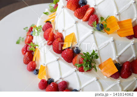 フルーツたくさんの豪華なウェディングケーキ フルーツたくさんの豪華なウェディングケーキ 141014062