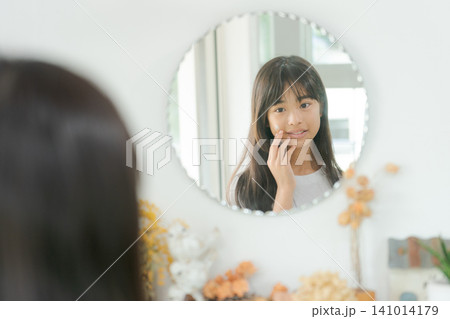 スキンケアをする小学生女子 スキンケアをする小学生女子 141014179