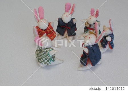 和柄_手作りちりめん細工のうさぎ人形たち 和柄_手作りちりめん細工のうさぎ人形たち 141015012