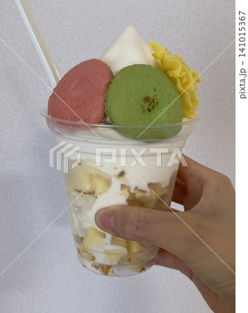 黄色の花と桃・緑のソフトクリーム 141015367