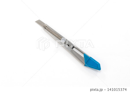 カッター 白背景 141015374
