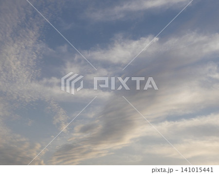 空に浮かぶ翼の形をした雲 空に浮かぶ翼の形をした雲 141015441