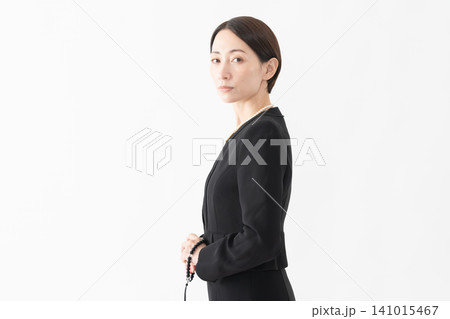 喪服を着た女性 葬儀イメージ 喪服を着た女性 葬儀イメージ 141015467
