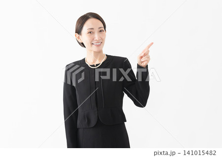 喪服を着た女性 葬儀イメージ 喪服を着た女性 葬儀イメージ 141015482