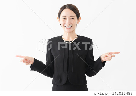 喪服を着た女性 葬儀イメージ 喪服を着た女性 葬儀イメージ 141015483