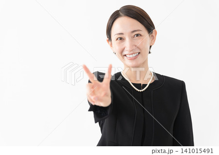 喪服を着た女性　葬儀イメージ 141015491