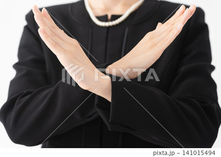 喪服を着た女性 葬儀イメージ 喪服を着た女性 葬儀イメージ 141015494