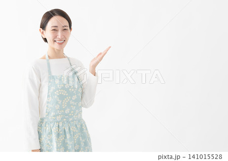 エプロンを着た女性　ライフスタイルイメージ 141015528
