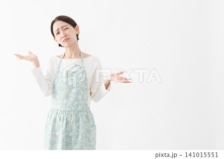 エプロンを着た女性 ライフスタイルイメージ エプロンを着た女性 ライフスタイルイメージ 141015551