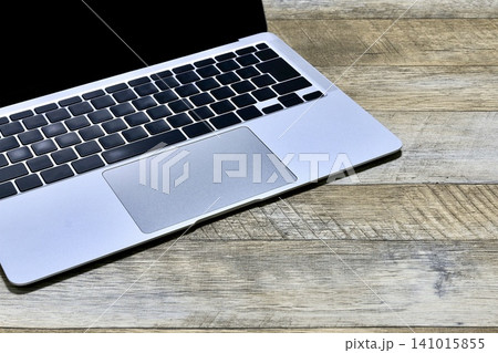 木製デスクに置かれたノートパソコン 文字なしキーボード 木製デスクに置かれたノートパソコン 文字なしキーボード 141015855