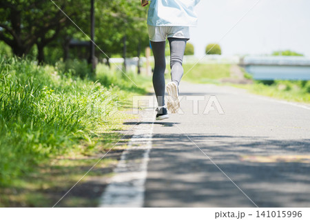 ランニングをする若い女性 スポーツイメージ ランニングをする若い女性 スポーツイメージ 141015996