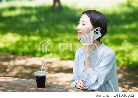 スマートフォンで通話する若い女性　ライフスタイルイメージ 141016012