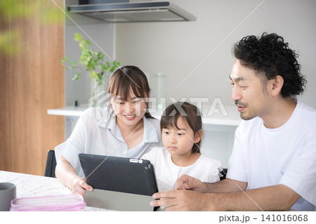 タブレットを使って家庭学習をする親子3人の家族とデジタル教育のイメージ タブレットを使って家庭学習をする親子3人の家族とデジタル教育のイメージ 141016068