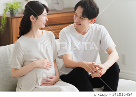 リビングのソファーでくつろぐ夫婦 ライフスタイルイメージ リビングのソファーでくつろぐ夫婦 ライフスタイルイメージ 141016454