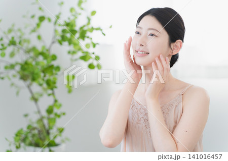 スキンケアをする若い女性　ビューティーイメージ 141016457