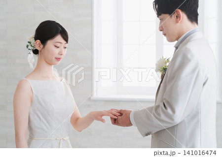 指輪交換をする新郎新婦 ウエディングイメージ 指輪交換をする新郎新婦 ウエディングイメージ 141016474