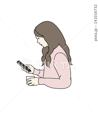スマホを見ている女性 スマホを見ている女性 141016732