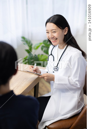 患者を診察する若い日本人の女性医師 141016909