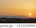 山に沈む夕日 141016960